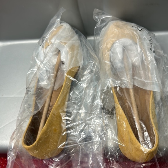NIB Sun + Stone Eliana Women's Flats size 6. Sunflower. - Picture 2 of 6
